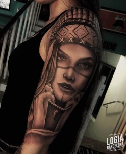 tatuaje_brazo_india_americana_colgante_mujer_logia_barcelona_diego_almeida 